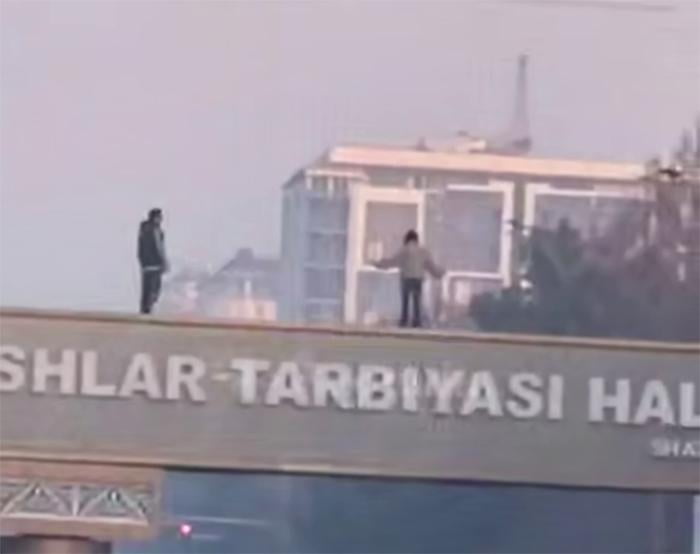 Андижонда 22 ёшли қиз ўзини кўприкдан ташламоқчи бўлди