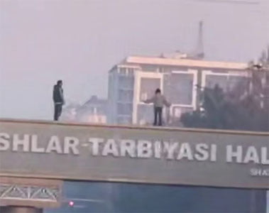 Андижонда 22 ёшли қиз ўзини кўприкдан ташламоқчи бўлди