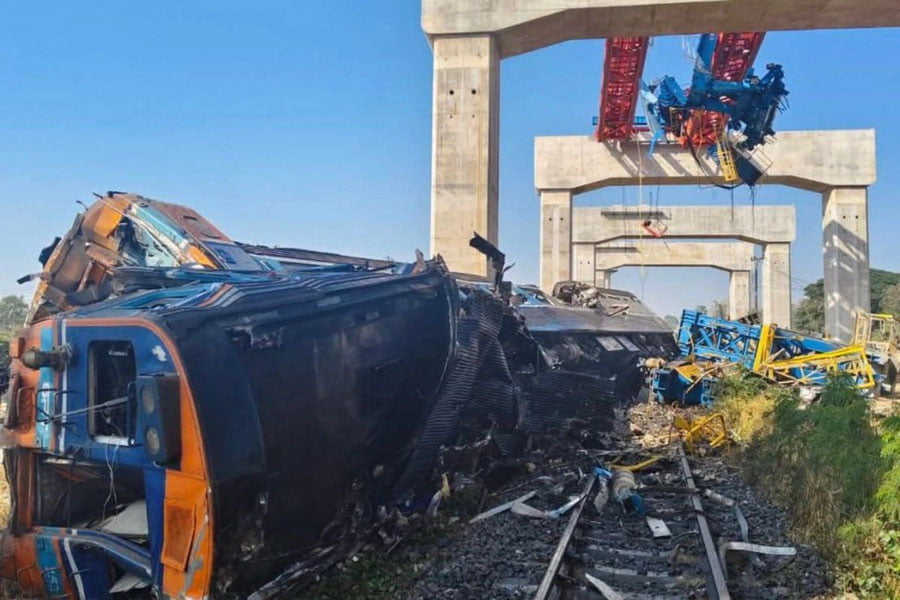 Таиландда йўловчи поездига кран қулаши оқибатида 22 киши ҳалок бўлди