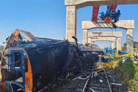Таиландда йўловчи поездига кран қулаши оқибатида 22 киши ҳалок бўлди