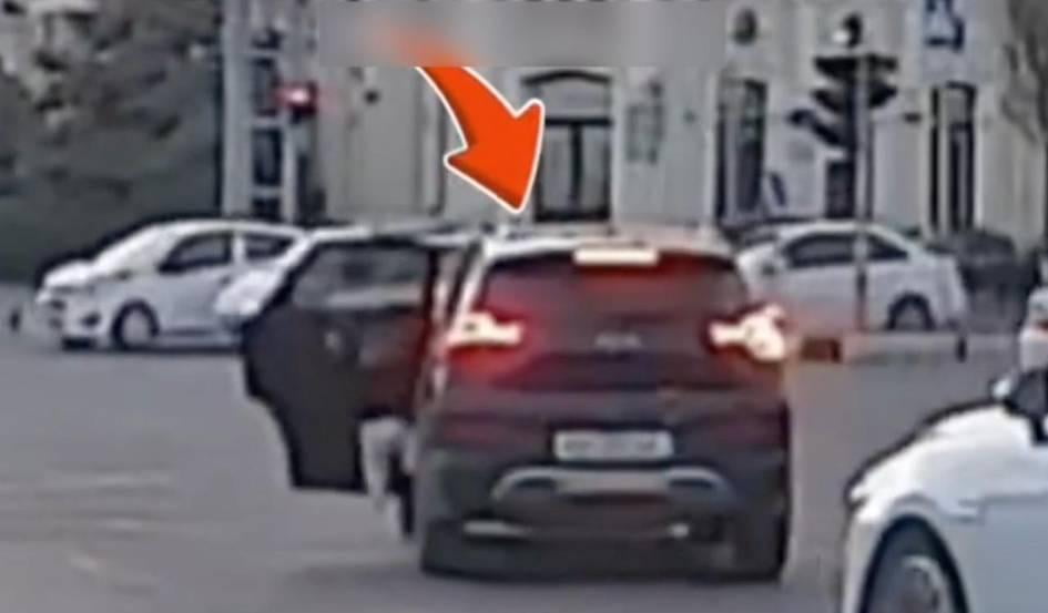 Тошкентда ҳаракатланаётган автомобилдан 2 ёшли бола йўлга тушиб кетди