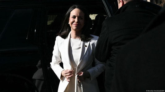 Machado Trampga ramziy Nobel tinchlik mukofoti medalini topshirdi