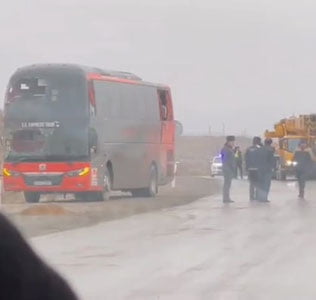 Навоийда яна автобус ағдарилди, икки киши жабрланган