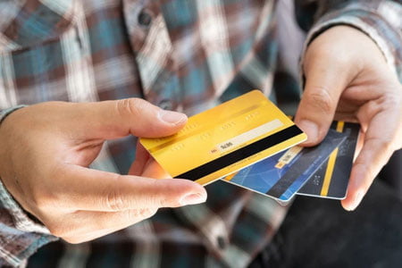 Rossiyada migrantlar uchun bank hisoblari sonini cheklash taklif qilindi