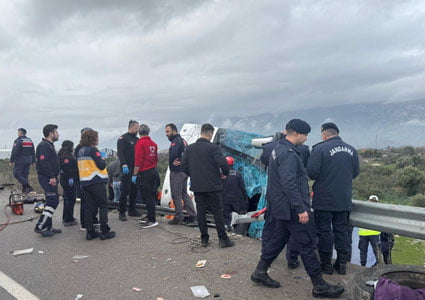 Turkiyada yo‘lovchi avtobusining jarlikka ag‘darilishi oqibatida 10 kishi halok bo‘ldi