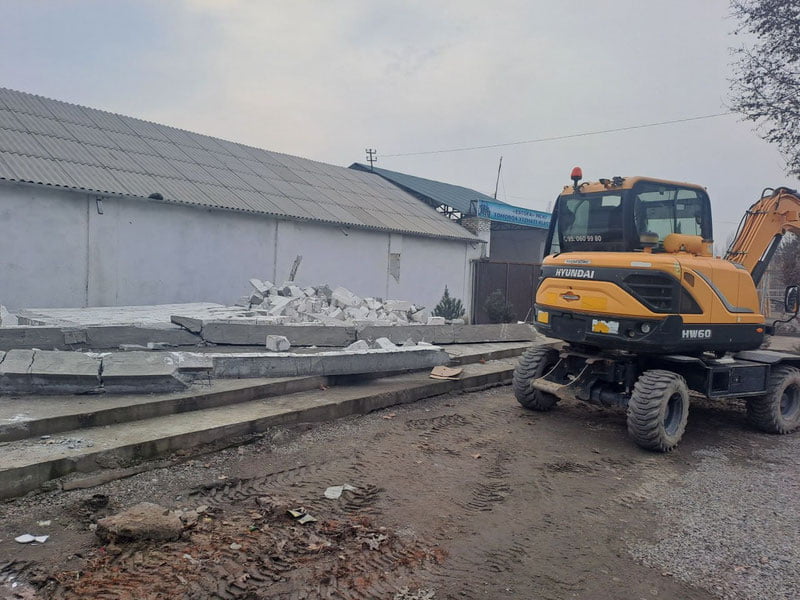 Фарғонада ўзбошимчаликда қуриб олинган бино буздирилди