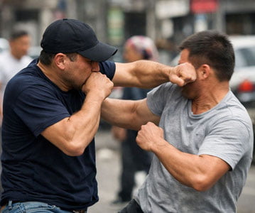 Фарғонада фуқаро кўчада муштлашиб, 56 миллионга тушди