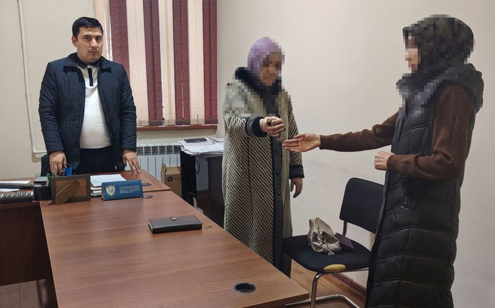 Андижонда аёл алимент учун невараларига уй берди