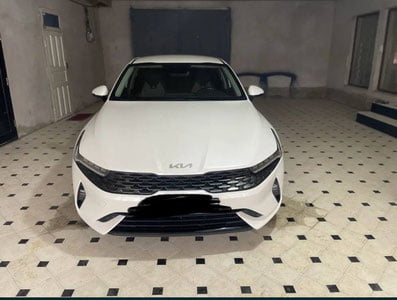 Тошкентда эр-хотин ўртасида “KIA K5” иккига бўлинди