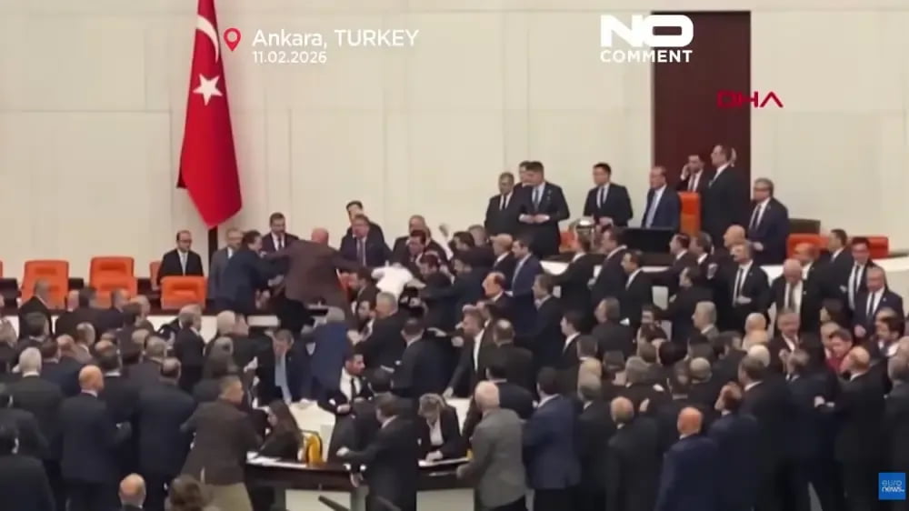 Туркия парламентида депутатлар ўртасида муштлашув юз берди