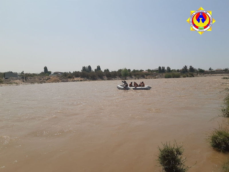 Чирчиқ дарёси ўртасида қолиб кетган 5 нафар фуқаро қутқарилди