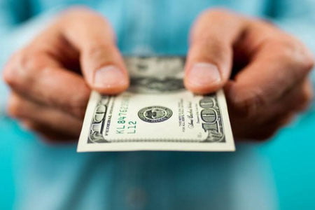 Коронавирусга қарши эмланганларга 100 доллардан берилади