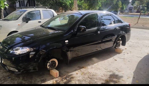 Тошкентда шиналар ўрнига ғишт қўйиб кетаётган ўғирилар қўлга тушди