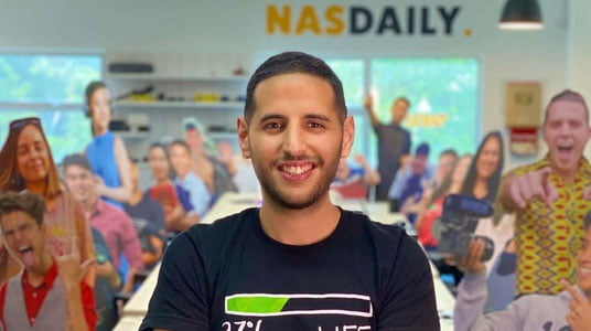 Instagramдаги Nas Daily саҳифаси муаллифи, Исроиллик машҳур блогер Нусаир Ёсин Орол муаммоси ҳақида видео суратга олди