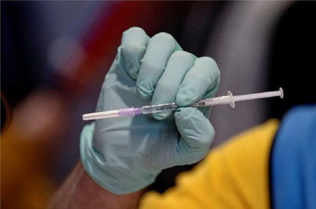 Германиялик эркак киши 87 марта CОVID-19 га қарши эмланган