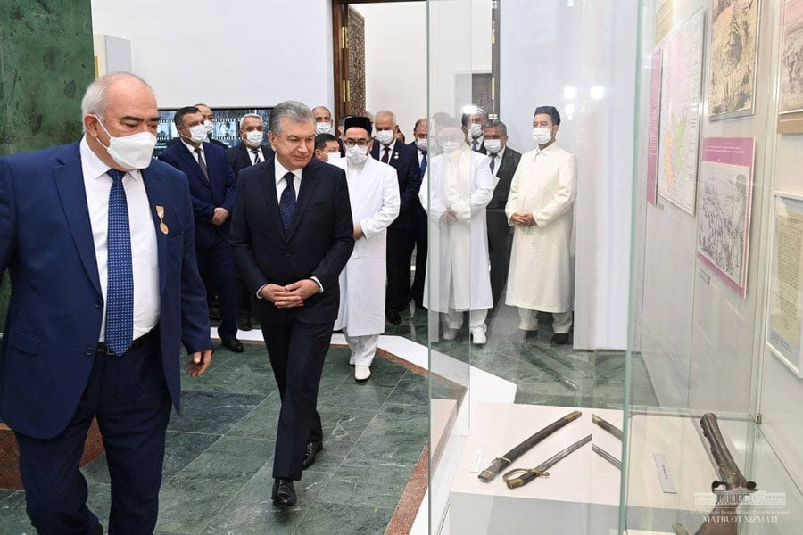 Шавкат Мирзиёев Шаҳидлар хотираси хиёбонига ташриф буюрди