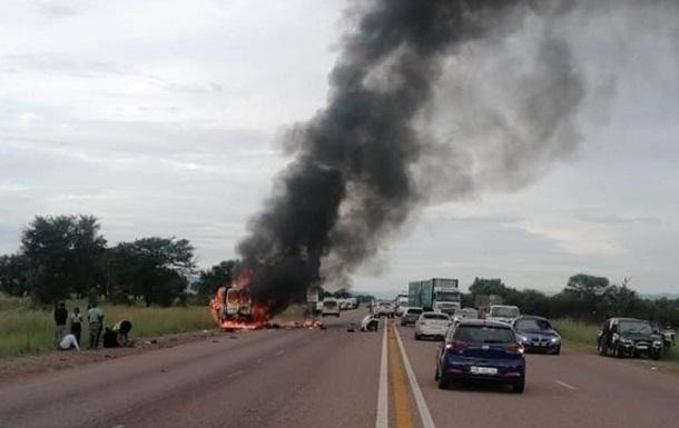 ЖАРда йўловчилар билан тўла автобус ёниб кетди