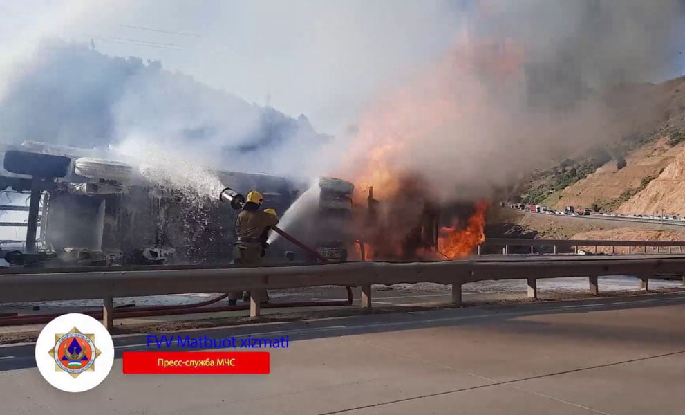 Қамчиқ довонида пахта толаси ортиб кетаётган юк машинаси ёниб кетди