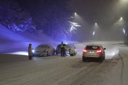 Эстония кучли қор бўрони остида қолди