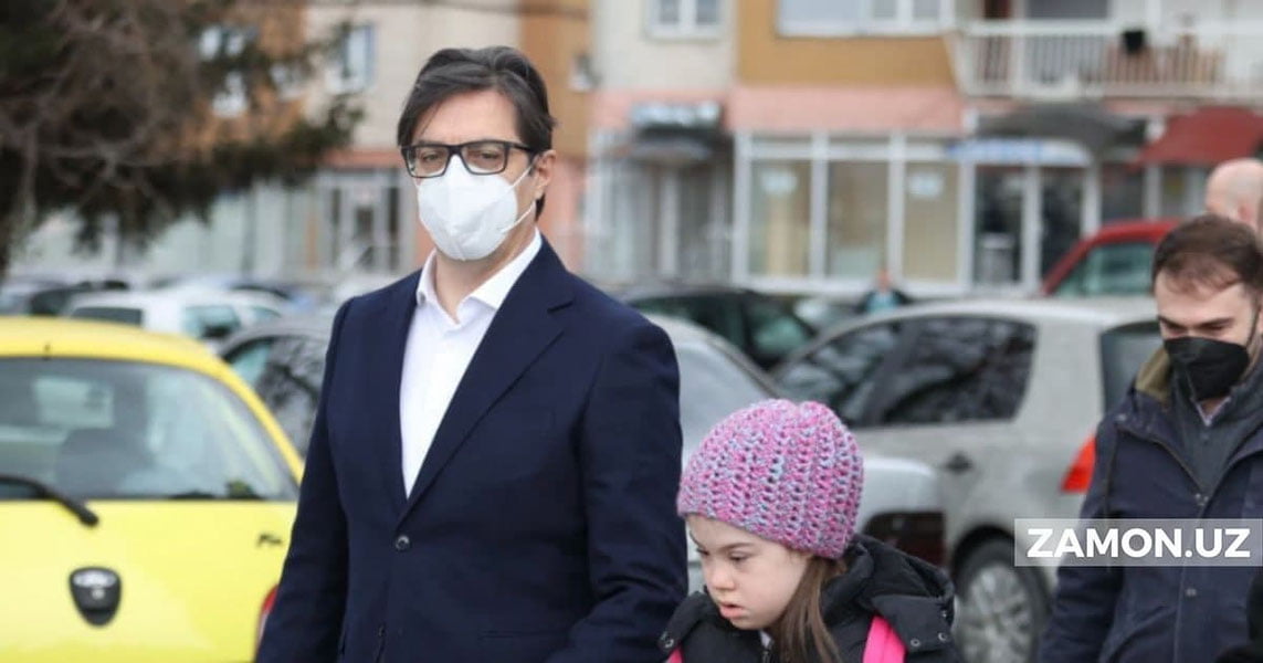 Президент ноодатий қизчани мактабга олиб келди