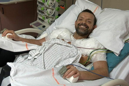 Исландияда собиқ электр ходими икки қўл ва елка кўчириб ўтказилган биринчи одам бўлди