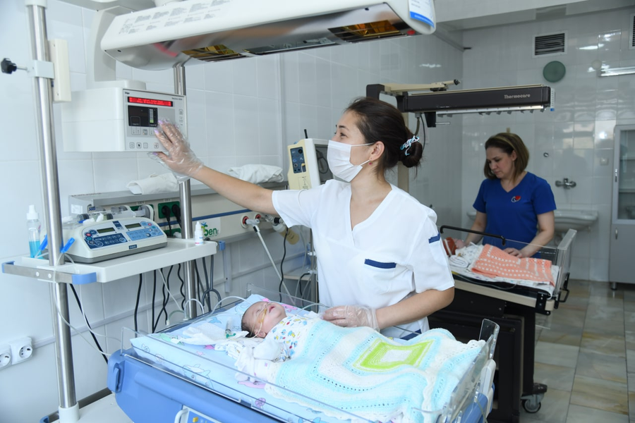 Ўзбек шифокорлари Марказий Осиёда илк бор қизилўнгач атрезияси билан туғилган чақалоқларда тиғсиз жарроҳлик амалиёти ўтказди