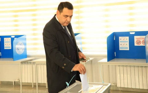 Фарғона вилояти ҳокими Хайрулло Бозоров сайловда иштирок этди