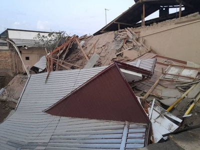 Наманганда масжид қурилиши пайтида қўшни уй дарвозахонасининг том қисми қулаб тушди