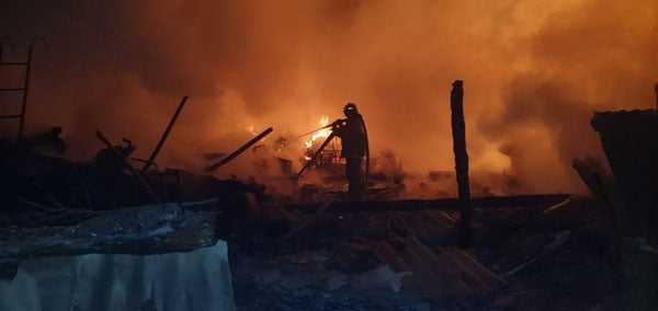 Namanganda bir-biriga tutash 4 ta uy yonib ketdi