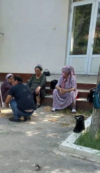 Ўқитувчилар мактабда ўз хоҳиши билан бодом терган(ми?)