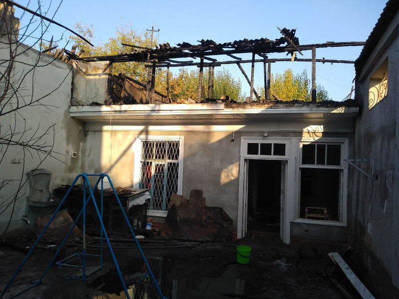 Наманганда икки уйнинг томи ёниб кетди