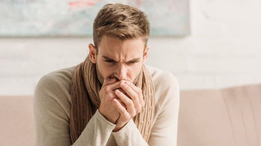 Шифокор "omicron"ни бошқа штаммлардан қандай фарқлаш мумкинлигини айтди