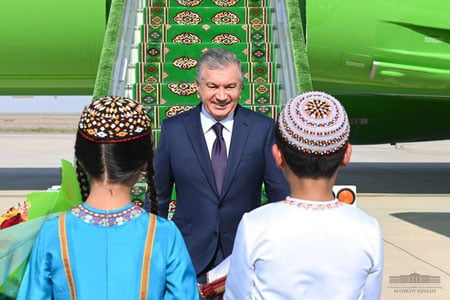 Shavkat Mirziyoyev Turkmanistonga bordi