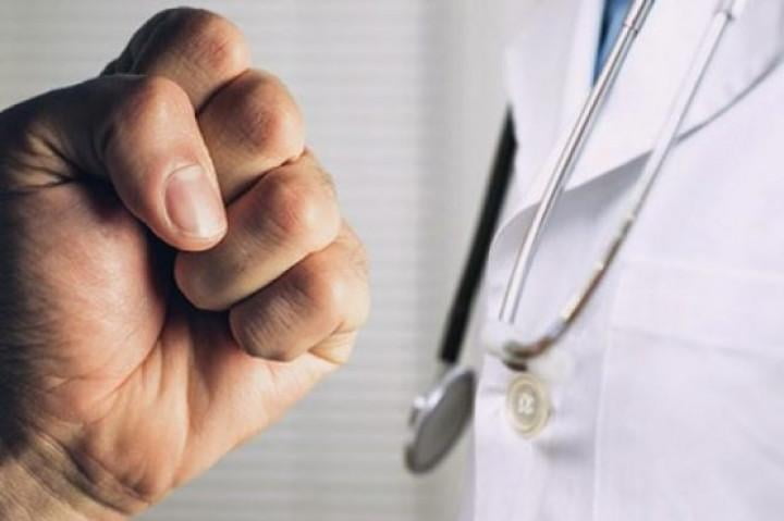 Пастдарғомда шифокорни калтакланганлик ҳолати юзасидан терговга қадар текширув ҳаракатлари олиб борилмоқда