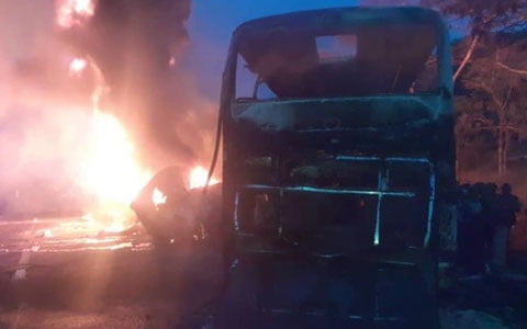 Зимбабведа йўловчилари бўлган автобус ёниб кетди