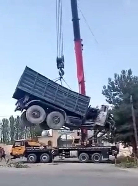 Andijonda ZIL yuk mashinasini tormozi ishlamay qolib YTHga uchradi