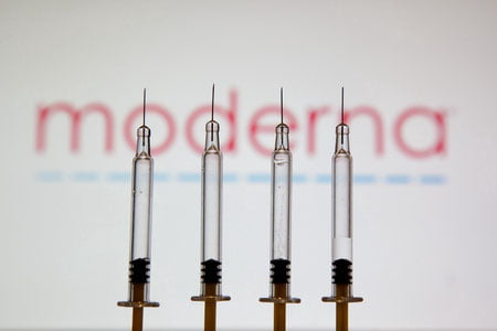 Moderna рақобатчиларини судга берди