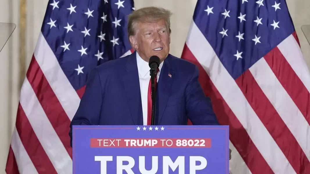 Трампнинг ҳимоячилари унинг суд жараёнини 2026 йилга қолдиришни сўрамоқда