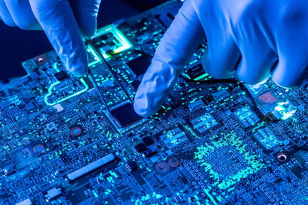 АҚШ Хитой ва Россияга чип сотишни тақиқлади