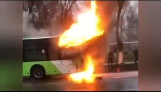 Тошкентда автобус ёниб кетди