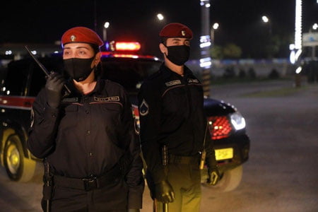 Ҳокимлик биноси ёнида икки номаълум шахс қуролдан осмонга қарата ўқ узди