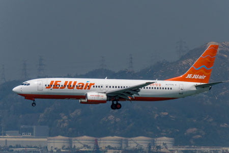 Жанубий Кореяга учаётган самолёт йўловчиси ҳавода эшикни очишга уринди