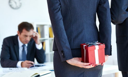 Амалдор ҳам одам: унга ҳам совға берилиши мумкин