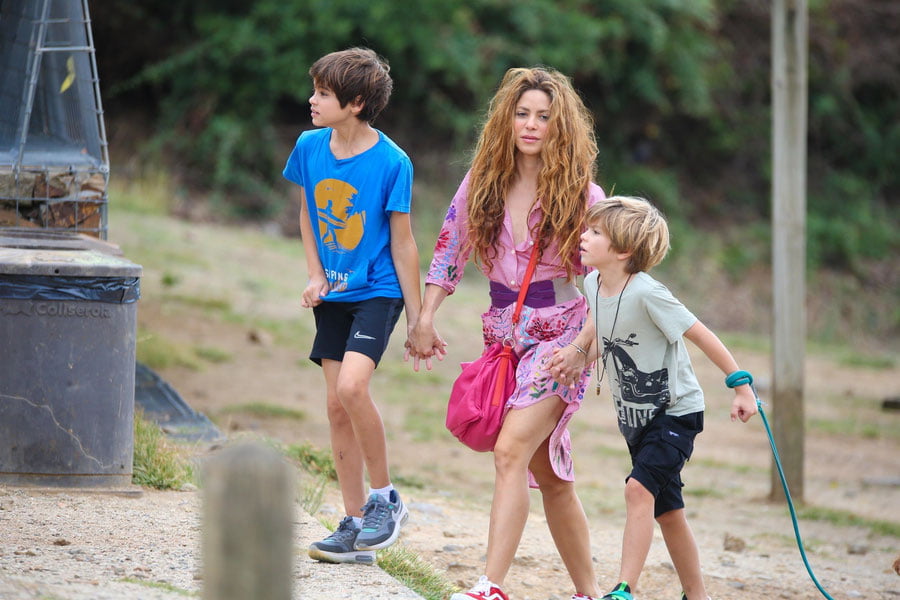 Шакира журналистлардан болаларини тинч қўйишни талаб қилмоқда