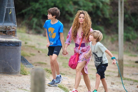 Шакира журналистлардан болаларини тинч қўйишни талаб қилмоқда