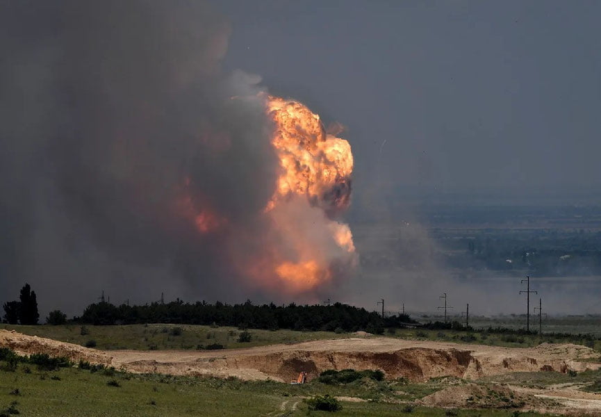 Қрим ҳарбий полигонидаги ўқ-дорилар бир кундан ортиқ вақтдан бери портлашда давом этмоқда