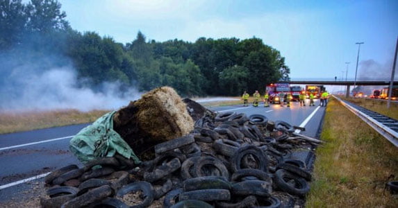 Нидерландияда фермерлар норозилик сифатида магистрални тўсиб қўйди