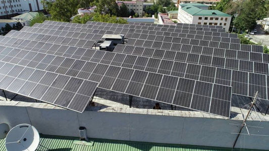 Ўзбекистонда қуёш панелларини ўрнатишда мажбурлов йўқлиги маълум қилинди