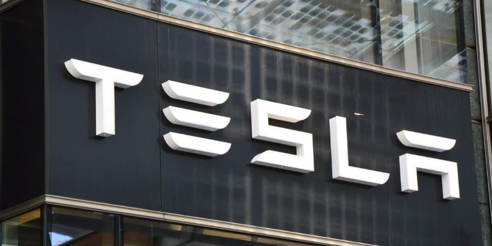 Tesla aksiyalari keskin tushib ketdi