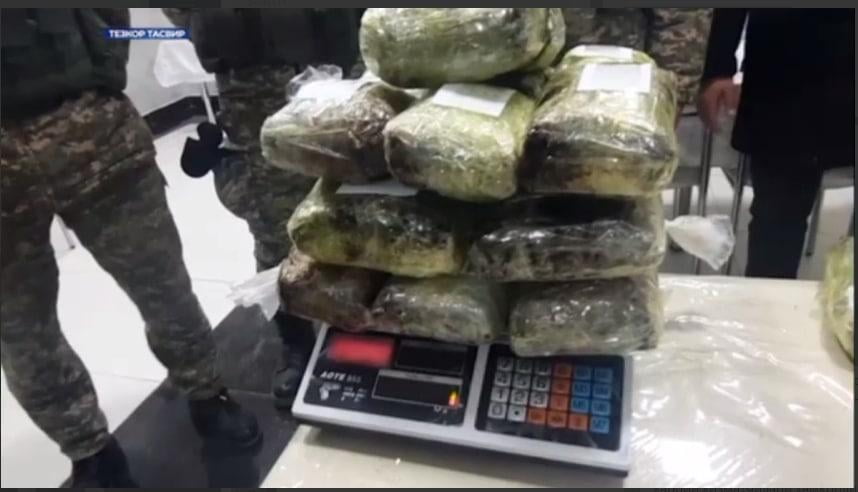 Номаълум шахслар томонидан ўзбек-тожик чегараси яқинида 26 кг наркотик модда қолдириб кетилди — видео